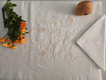 Tovaglia ricamata a mano in misto lino 12 posti tablecloth