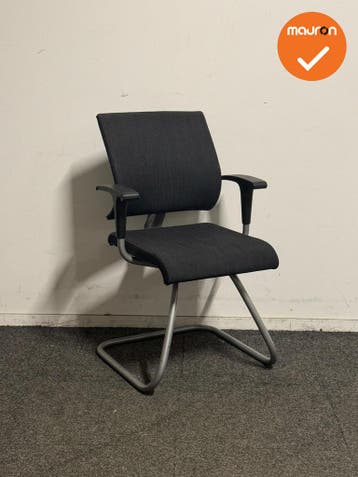 Ahrend 240 - Slede vergaderstoel - Antracietgrijs - Zilvergr, Vergader- of Presentatieruimte, Ophalen of Verzenden, Gebruikt, Stoel