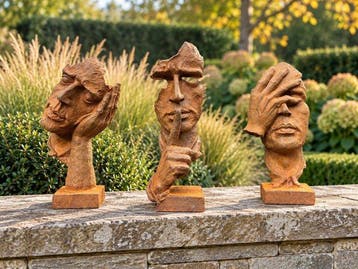 sculptuur, ‘Horen, Zien & Zwijgen’ – Drieluik in Massief