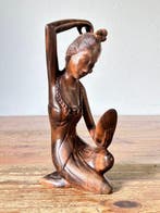 Vrouw met spiegel in traditionele kleding - sculptuur -