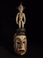 Afrikaanse ceremoniële masker met zittende figuur – 20e eeuw