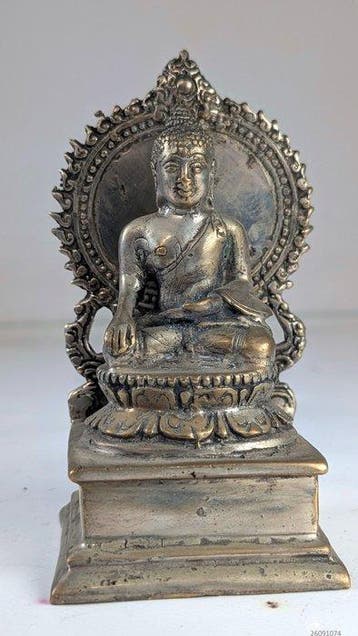 Shakyamuni Boeddha zittend op lotustroon - witmetaal - Nepal