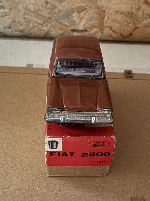Ichimura - Blikken speelgoedauto - Fiat 2300 Friction, Antiek en Kunst, Antiek | Speelgoed