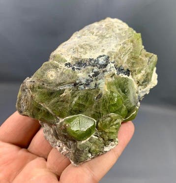 Peridot kristalmonster, groot formaat, natuurlijke groene