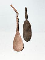 Twee oude lepels uit het dorp Ansus op het eiland Yapen. -