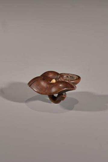 Een fijne en zachte boxhout-shunga netsuke die twee