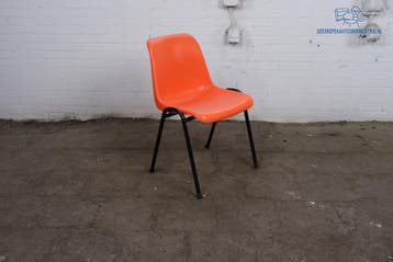Kantinestoel oranje kunststof kuip zwart frame stapelbaar, Verzenden, Gebruikt