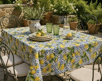 Elegante tafellaken voor grote tafels. Landhuis met