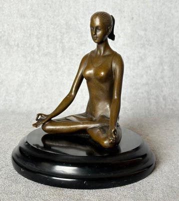 Beeld, Sculptuur van een mediterende vrouw. Naar: Paige -