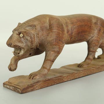 Decoratief ornament - Houten houtsnijwerk: Brullende tijger