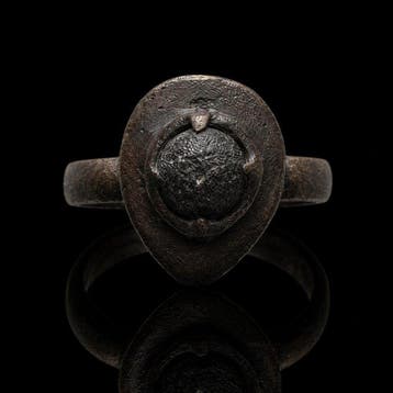 Middeleeuwen, kruisvaardersperiode Bronzen ring met