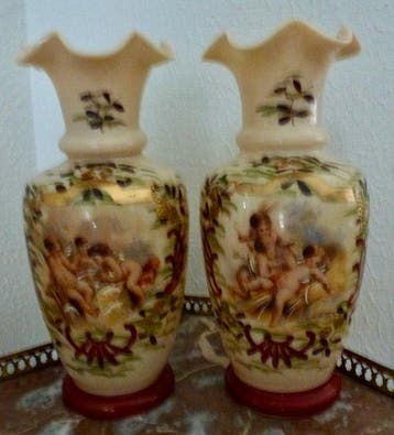 Spelende Cherubijnen / Puttis - Balustervaas (2) - Opaline