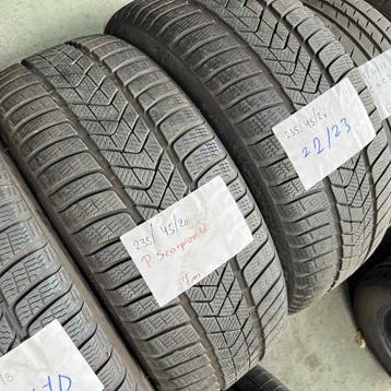 2 x Pirelli Scorpion Winter 235-45-20 Winterbanden 7mm, Auto-onderdelen, Banden en Velgen, Gebruikt, 235 mm, Band(en), Personenwagen