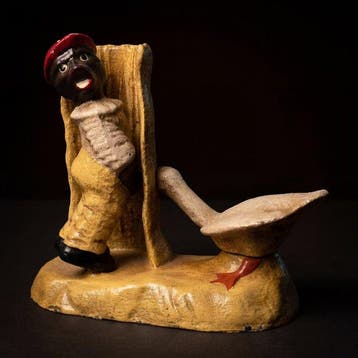 Beeld, Jongen plassend tegen hek - 12.5 cm - Gietijzer