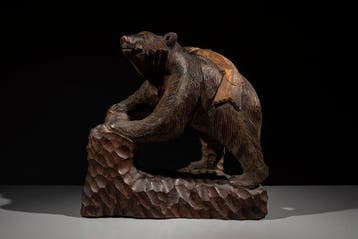 Hout - Een uit één blok hout gehouwen sculptuur van een beer