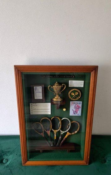 The History of the Tennis Racket - Diorama Vitrinekast /