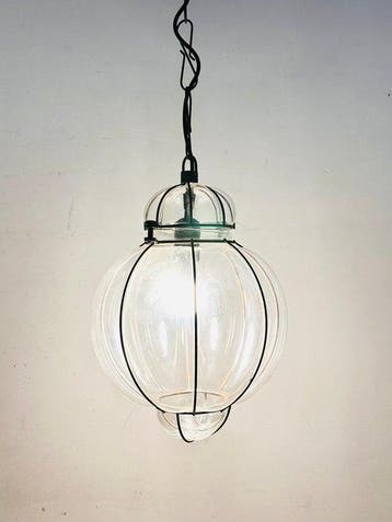 Plafondlamp - Glazen hanglamp in kooi-achtige behuizing met, Antiek en Kunst