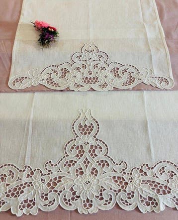 Handdoek (2) - 115 cm - 75 cm - Handgeborduurd Intaglio
