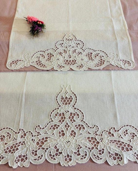 Handdoek (2) - 115 cm - 75 cm - Handgeborduurd Intaglio, Antiek en Kunst, Antiek | Kleden en Textiel