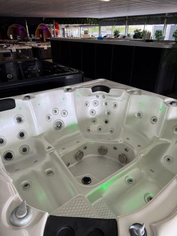 Luxe Jacuzzi / Spa 5-Persoons – Plug & Play (220V Stekker), Ophalen, Zo goed als nieuw, Pomp, Vast