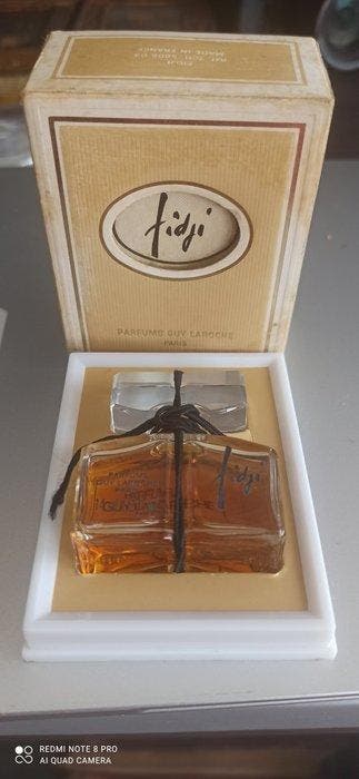 Guy Laroche - Parfumfles - Fidji (geschenkdoos) - Glas, Antiek en Kunst