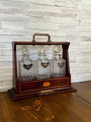 Edwardian Wooden Tantalus Set with 3 Cut Crystal Decanters &, Antiek en Kunst
