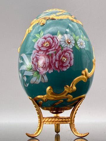Fabergé ei - Imperiaal juwelei, versierd met 24-karaats goud