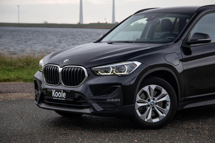 BMW X1 xDrive25e Executive CAMERA / CARPLAY / AUTOMAAT / LE, Auto's, Automaat, Gebruikt, Adaptive Cruise Control, Zwart