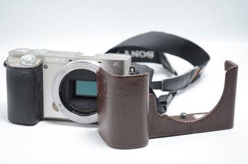 Sony 6000 + half case | Digitale reflex camera (DSLR), Nieuw