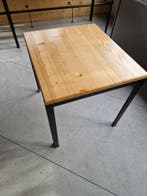 Tafel 80x80 cm, houten blad, metaal onderstel, gebruikt -, Ophalen of Verzenden, Gebruikt