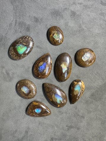 Set van 9 cabochons Boulderopaal + Ethiopische opaal - 350