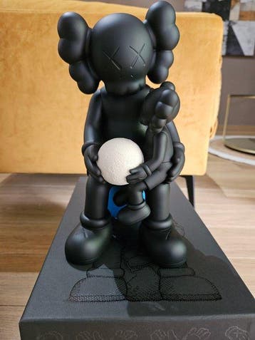 Kaws (1974) - Kaws : Holiday Thailand (black), Antiek en Kunst