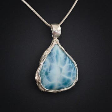 Natuurlijke larimar. Een uniek ambachtelijk stuk. Hanger van