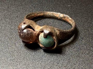 Viking periode Brons Stijlvolle ring met een turquoise- en