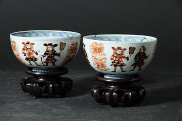 Kom (4) - Pair of Iroe Bowls with Nanban Dutch Figures,