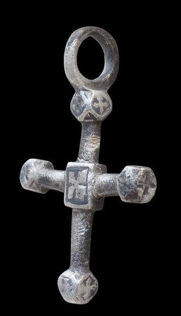 Middeleeuwen, kruisvaardersperiode Zilver Kruis - 31 mm -, Sieraden, Tassen en Uiterlijk, Antieke sieraden