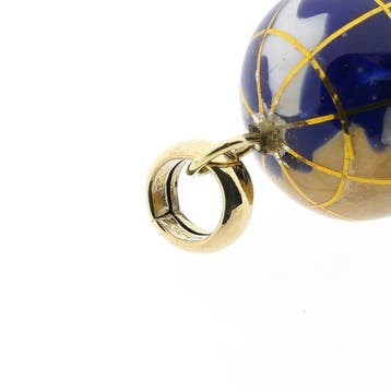 Gouden wereldbol hanger met emaille en parelmoer, Ophalen of Verzenden, Gebruikt, Goud, Overige merken