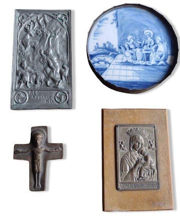 Set van 4 religieuze objecten (4) - Aardewerk, Hout, Delfts, Antiek en Kunst