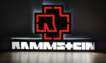 Verlichte borden met als thema de Duitse tank (Rammstein) -