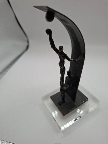 Beeldje - Sculptuur Met hulp de gouden bal bereiken - Brons