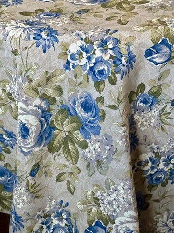 Tafellaken met blauwe Engelse rozenprint voor grote tafels.