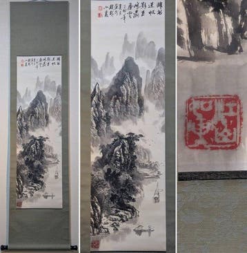 Japanse hangende rol Mistige pieken, bergstroom en bootman