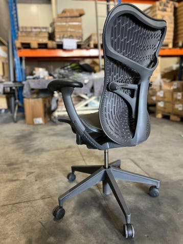 Refurbished Herman Miller Mirra 2 bureaustoel - zwart, Verzenden, Zwart, Zo goed als nieuw, Bureaustoel