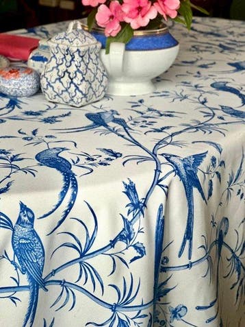 Tafelkleed met een patroon van blauwe vogels voor grote