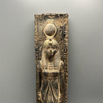 Replica van het oude Egyptische Stele die de godin Isis