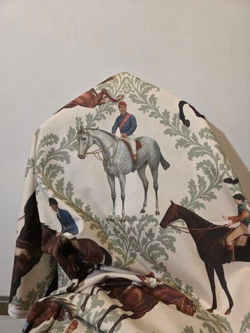 Stof Equitazione Exclusief met paarden in galop - 300x280