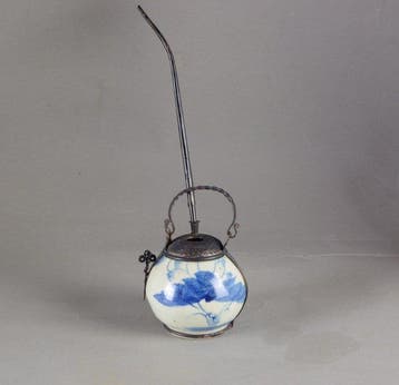 Een Chinese bleu-de-Hue waterpijp voor de Vietnamese markt., Antiek en Kunst