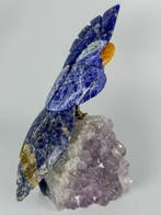 Fraai stuk - Handgesneden stenen blauwe papegaai op amethyst