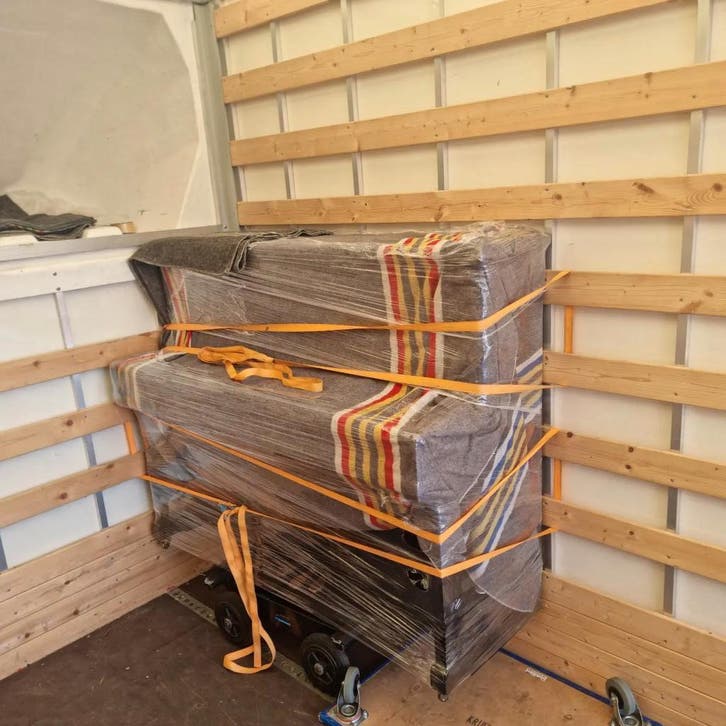 Uw piano laten verhuizen vanaf €150 door  ervaren verhuizers, Muziek en Instrumenten, Piano's, Nieuw, Ophalen