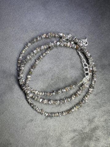 Halsketting met ruwe donkergrijze diamanten + zilver 925.